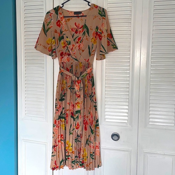 Pretty Little Thing Pink Floral Pleated Dress - Picture 7 of 7